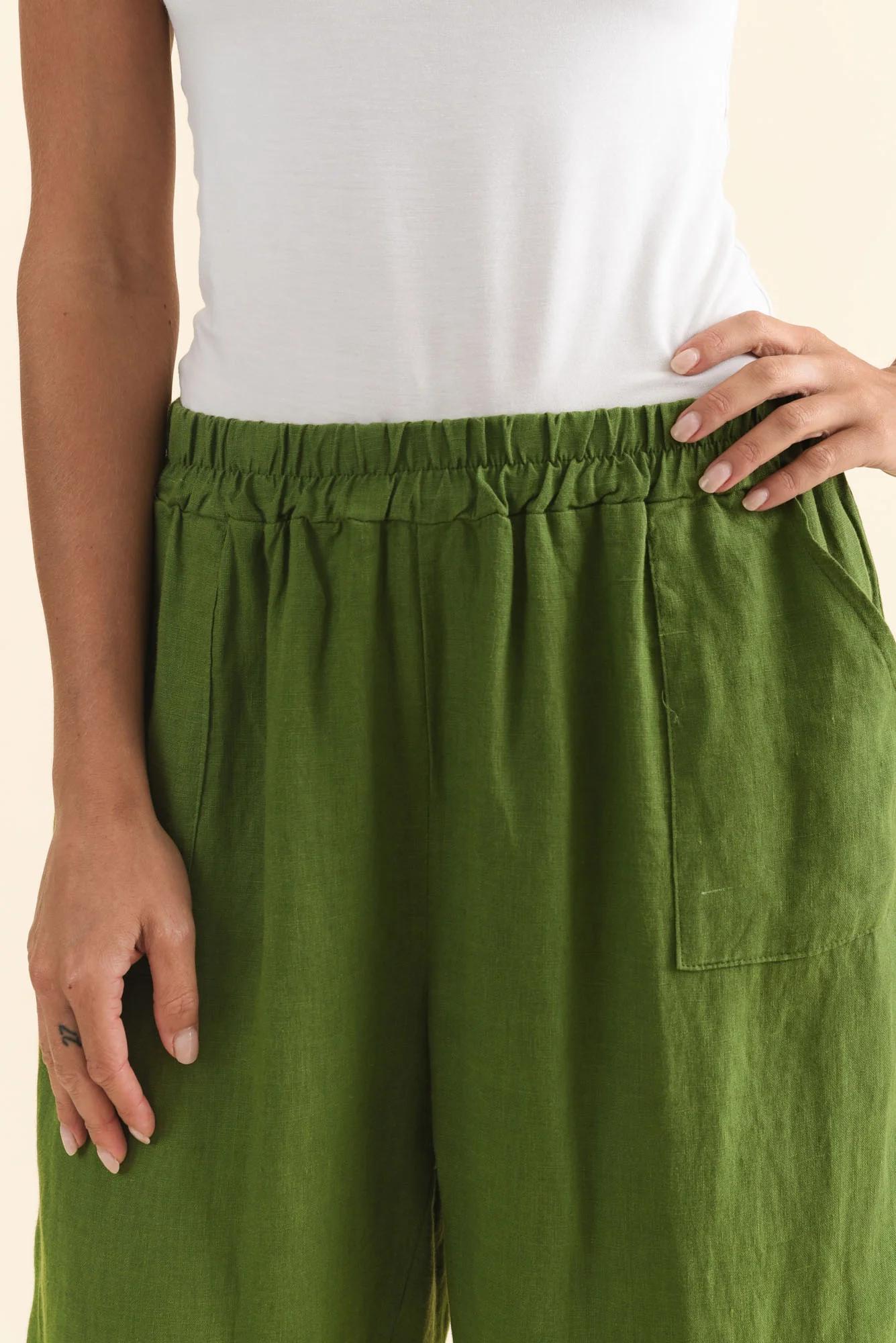 Elide Green Linen Cropped Pants - Image 5